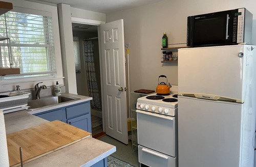 Newport East Cottage | Monthly Rental! Walk to Beach from adorable 1 bedroom cottage