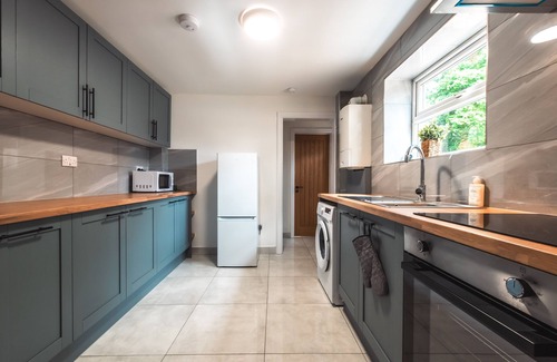 Southampton House | Monthly Savings - 4 Beds - Sleeps 8 - Free Parking