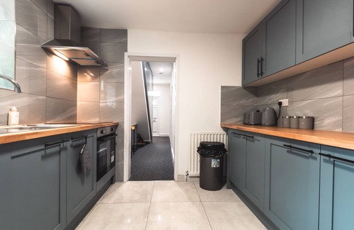 Southampton House | Monthly Savings - 4 Beds - Sleeps 8 - Free Parking