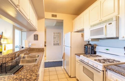 Sherman Oaks Apartment | Monthly Special: 2-bedroom apartment in Sherman Oaks