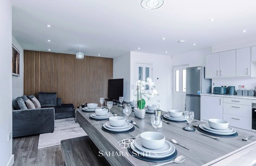 Cradley House | Monthly Stay | Modern 4BR | Cadbury & QE Hospital