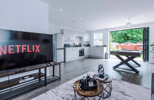 Cradley House | Monthly Stay | Modern 4BR | Cadbury & QE Hospital