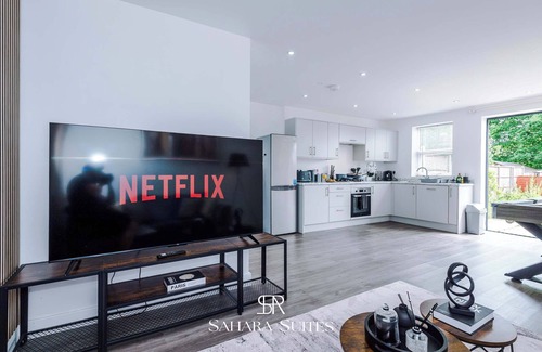 Cradley House | Monthly Stay | Modern 4BR | Cadbury & QE Hospital