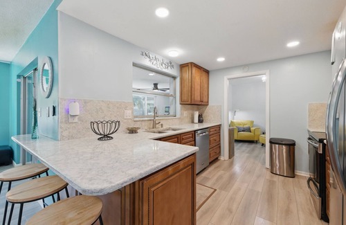 Jungle Terrace House | Monthly Stay Pool King Beds Fast Wi-Fi Near Beach