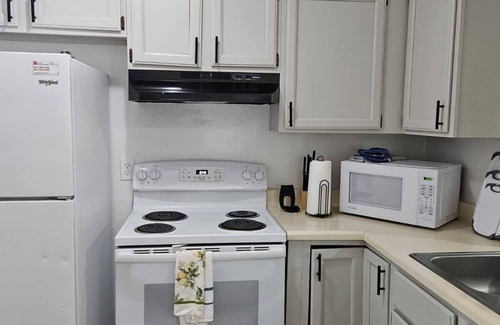 Ellendale Apartment | MONTHLY STAYS-3 Bedroom and 1 Car garage-near BARTLETT-Comfortable & Convenient.