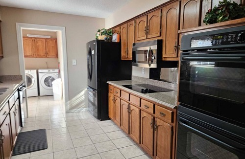 Southwind House | MONTHLY STAYS- 5 BR+ Extra Space Bed with Pool- Master Downstairs