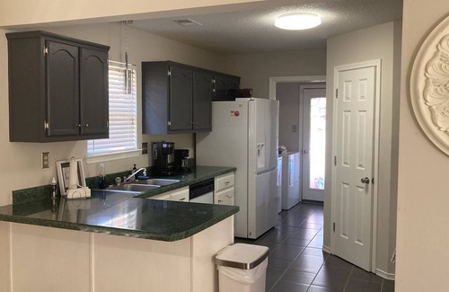 Southaven House | MONTHLY STAYS- Cozy 3 BR Home with Private Guest House in Southaven