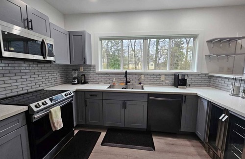 Raleigh House | MONTHLY STAYS- Expansive 10-BR Southern Estate – 18 Beds, 6 Baths, Pool and More