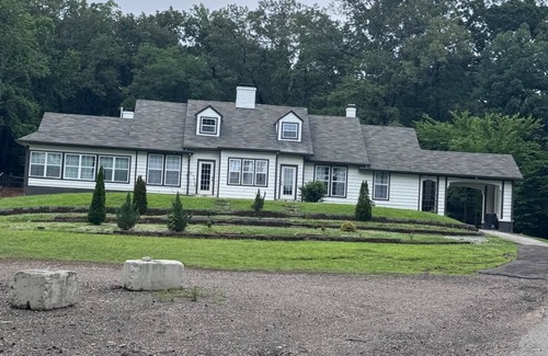 Raleigh House | MONTHLY STAYS- Expansive 10-BR Southern Estate – 18 Beds, 6 Baths, Pool and More