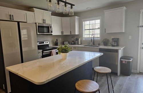 Ellendale House | MONTHLY STAYS -Modern 6 Bedroom Home with Extra Sleeping Space & Private Pool