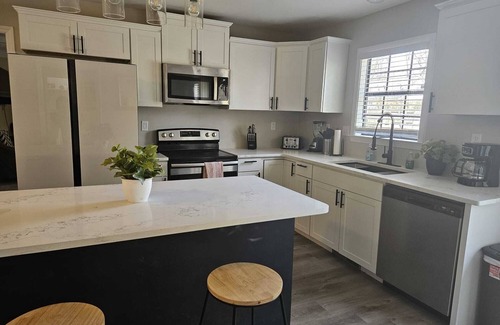 Ellendale House | MONTHLY STAYS -Modern 6 Bedroom Home with Extra Sleeping Space & Private Pool