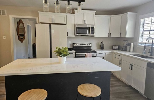 Ellendale House | MONTHLY STAYS -Modern 6 Bedroom Home with Extra Sleeping Space & Private Pool