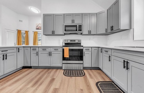 Southwind House | MONTHLY STAYS- Modern, Updated 5- Bedroom Brick Home