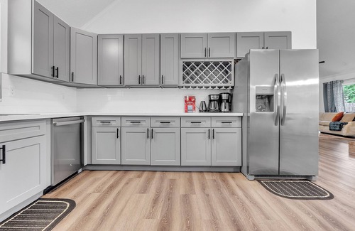 Southwind House | MONTHLY STAYS- Modern, Updated 5- Bedroom Brick Home