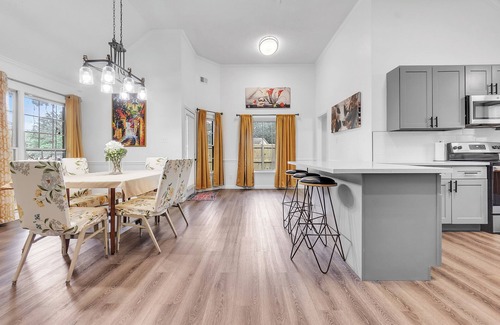 Southwind House | MONTHLY STAYS- Modern, Updated 5- Bedroom Brick Home
