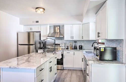 Bedford Condo | Monthly Toledo Rental Cozy 2BR Near Shops, Garde