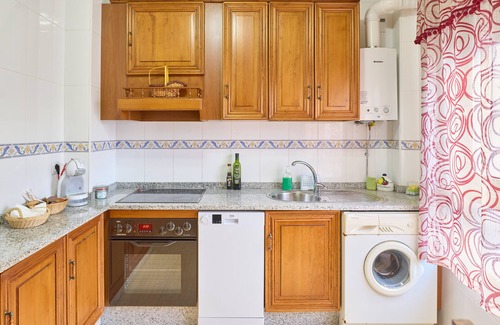 Montilla Apartment | "Montilla Turismo Vacacional Ttluga" Family-Friendly Apartment with Balcony & Wi-Fi