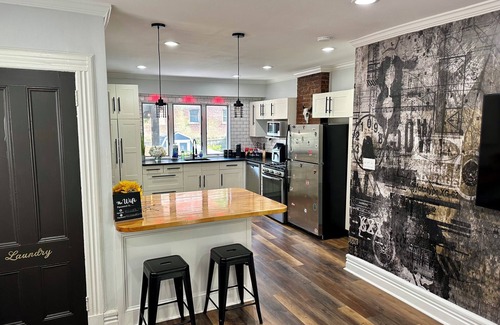Red Bank House | MONTLY RENTAL - VIBRANT AND SPACIOUS 4-BR HOME IN DOWNTOWN RED BANK w/HOT TUB