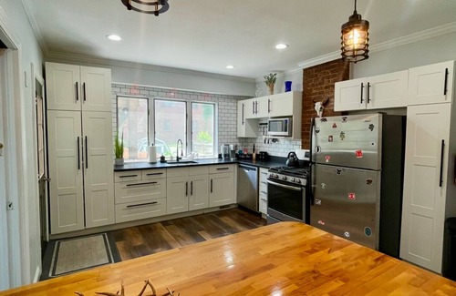 Red Bank House | MONTLY RENTAL - VIBRANT AND SPACIOUS 4-BR HOME IN DOWNTOWN RED BANK w/HOT TUB