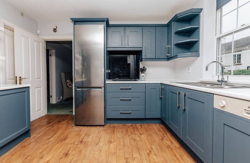 Henley-on-Thames House | Montpellier House Centrally Located Large Garden - From 300 Per Night