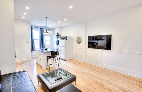 Sainte-Marie Apartment | Montreal Classic Style 2br Apt