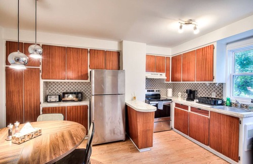 Longue-Pointe Apartment | Montreal Traveler's Home! Vintage & Value 2BR apt!