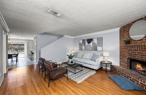 Montrose House | Montrose 2BR Sleeps 10 Walkable Gated Parking