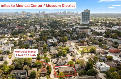 Montrose House | Montrose 2BR Sleeps 10 Walkable Gated Parking