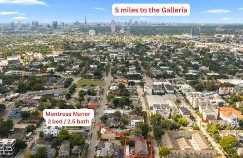 Montrose House | Montrose 2BR Sleeps 10 Walkable Gated Parking