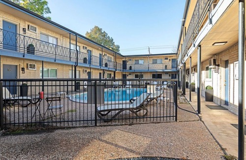 Hyde Park Apartment | Montrose Comfort Studio! Medical Center 20! ⭐️⭐️⭐️⭐️⭐️