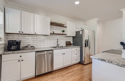 Neartown Apartment | Montrose Compound 15 Bed + 9 Bath Pet Friendly