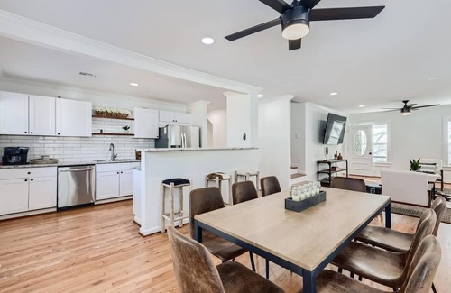 Neartown Apartment | Montrose Compound 15 Bed + 9 Bath Pet Friendly