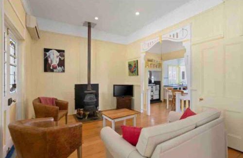 Forest Springs House | Montrose Farm Stay - Charming 2 bedroom cottage