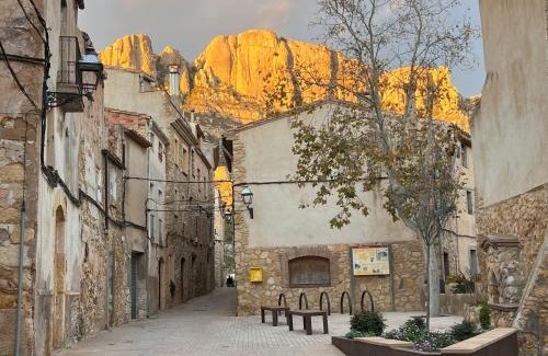 La Morera de Montsant House | Montsant Wine House with Mountain Views