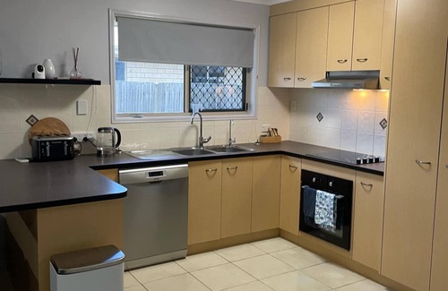 Point Vernon House | Monty's is in a central location close to the beach, cafe's and shops.