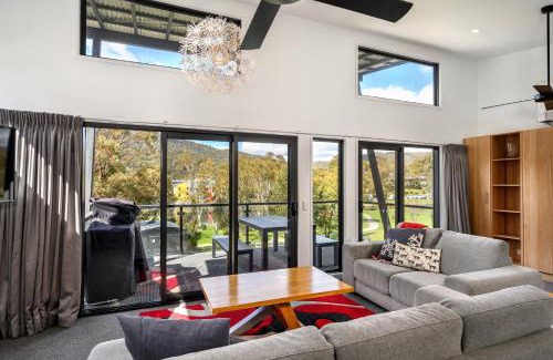 Lake Crackenback Ski Chalet | Monument Chalet in Crakenback Resort