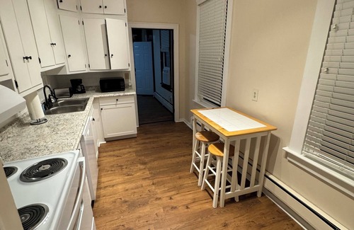 Lindenwald Apartment | Monument House, Near Spooky Nook , Heart of Hamilton,Oh private parking , Slps 8