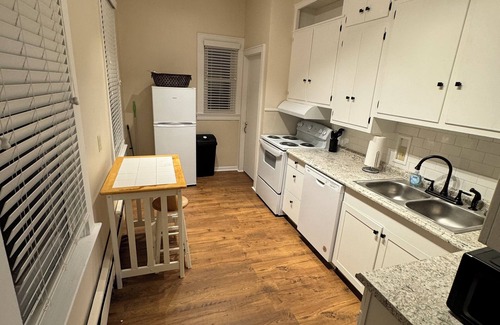 Lindenwald Apartment | Monument House, Near Spooky Nook , Heart of Hamilton,Oh private parking , Slps 8