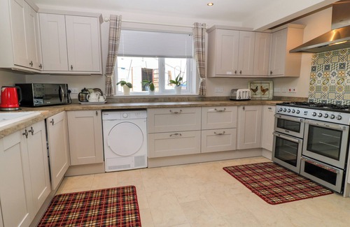 Hawkesbury Cottage | MONUMENT VIEW, family friendly, with a garden in Hawkesbury Upton