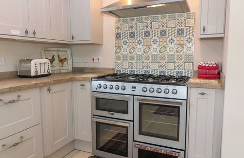Hawkesbury Cottage | MONUMENT VIEW, family friendly, with a garden in Hawkesbury Upton
