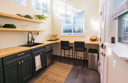 Holly House | Moody & Bright - Peaceful St <5 min to the Action!