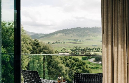 Richmond House | Moody Luxury Home in the Wine Region