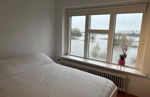 Municipality of Olst-Wijhe Bed & Breakfast | Mooie kamer uitzicht op de ijssel/ Nice room with beautiful view of the Ijssel river