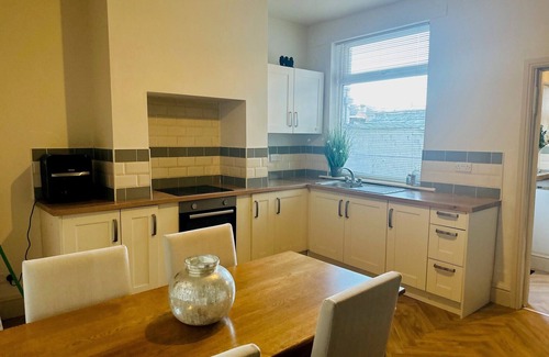 Crewe House | Moon House 2 bed 2 Bathroom (sleeps 4). Crewe Town Centre House. With Sky TV