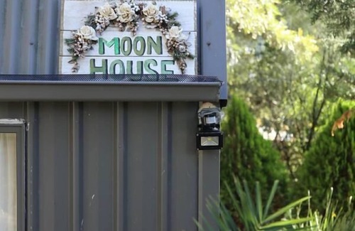 Diamond Creek Apartment | Moon House