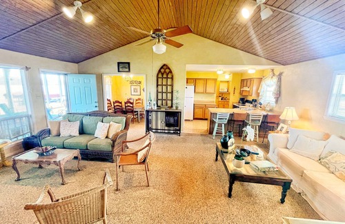 Dundee House | Moon Lake Escape on the water & near Clarksdale, MS & Helena, AR