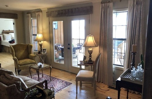 Dundee House | 🌙 ✨Moon Lake Getaway located directly over lake w amazing views from every room!