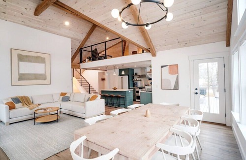 North Conway House | Moon Meadow Farmhouse: luxury getaway w/hot tub
