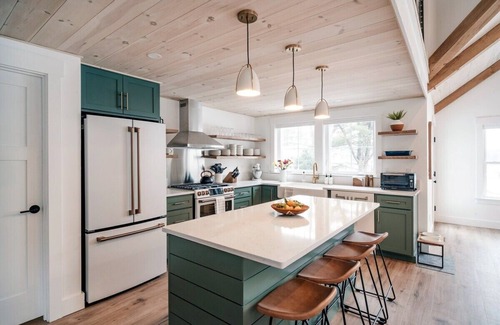 North Conway House | Moon Meadow Farmhouse: luxury getaway w/hot tub