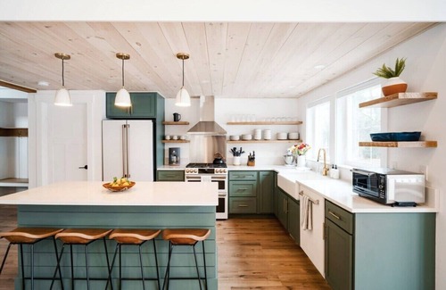 North Conway House | Moon Meadow Farmhouse: luxury getaway w/hot tub
